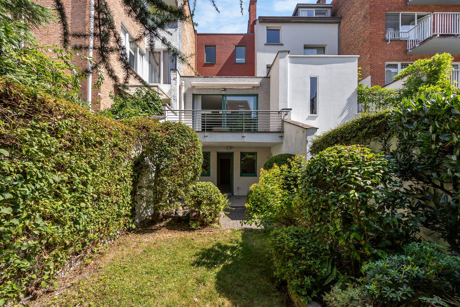 Ruime stadswoning met prachtige tuin, garage én praktijkmogelijkheid in hartje Antwerpen – Sint-Andries foto {{pictureIndex}}