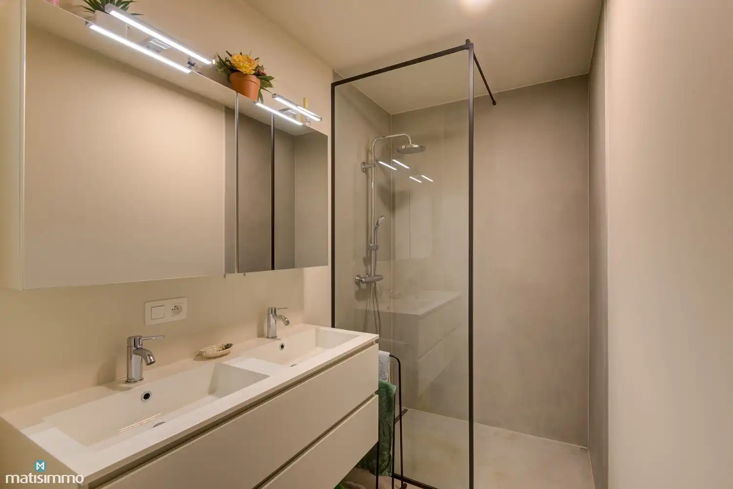 INSTAPKLAAR GELIJKVLOERS APPARTEMENT MET TUIN EN AUTOSTAANPLAATS NABIJ HET STADSCENTRUM VAN BILZEN foto 10