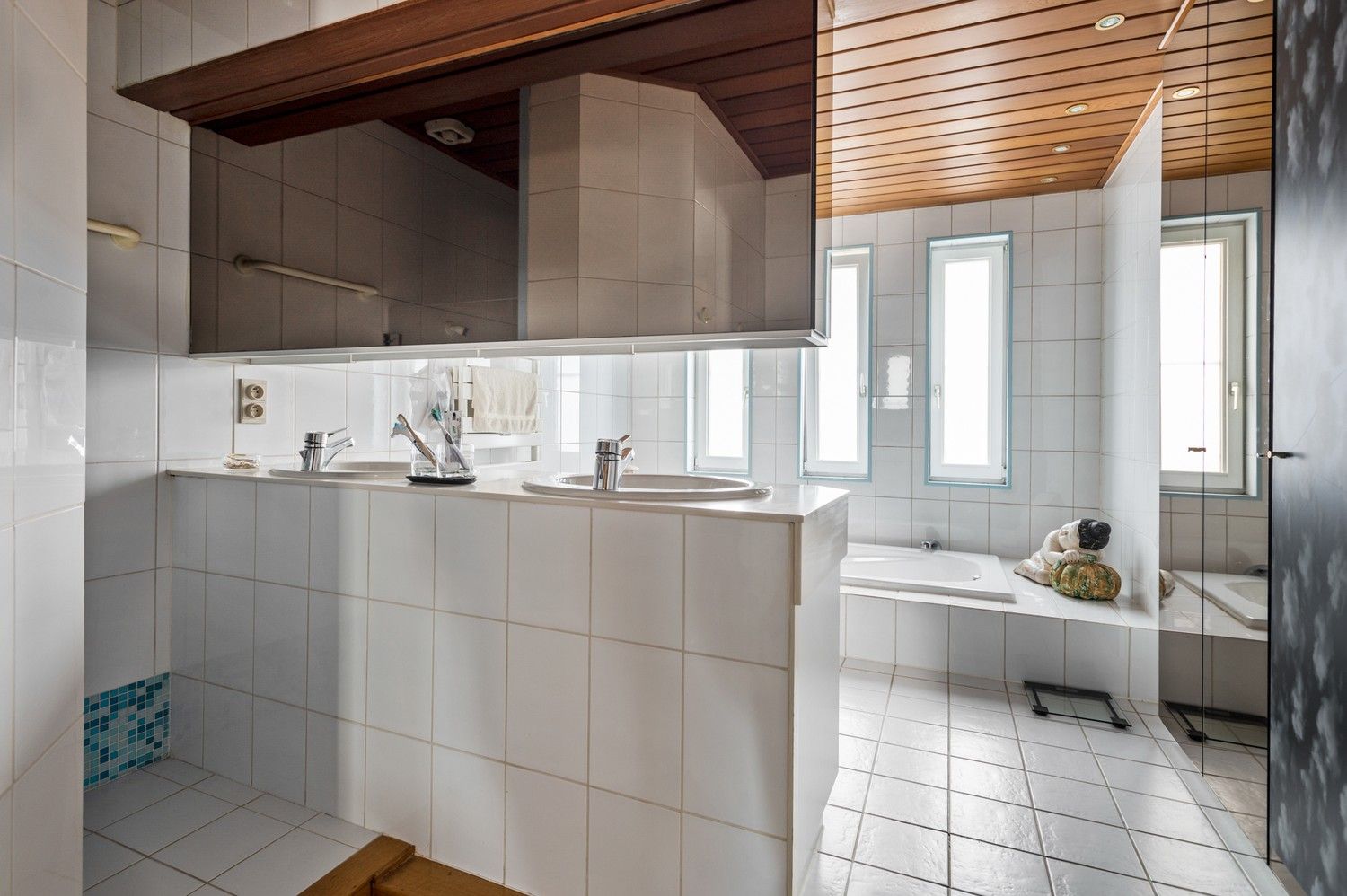 Karaktervolle halfopen woning met garage, oprit en gezellige tuin nabij het centrum van Borsbeek! foto 19