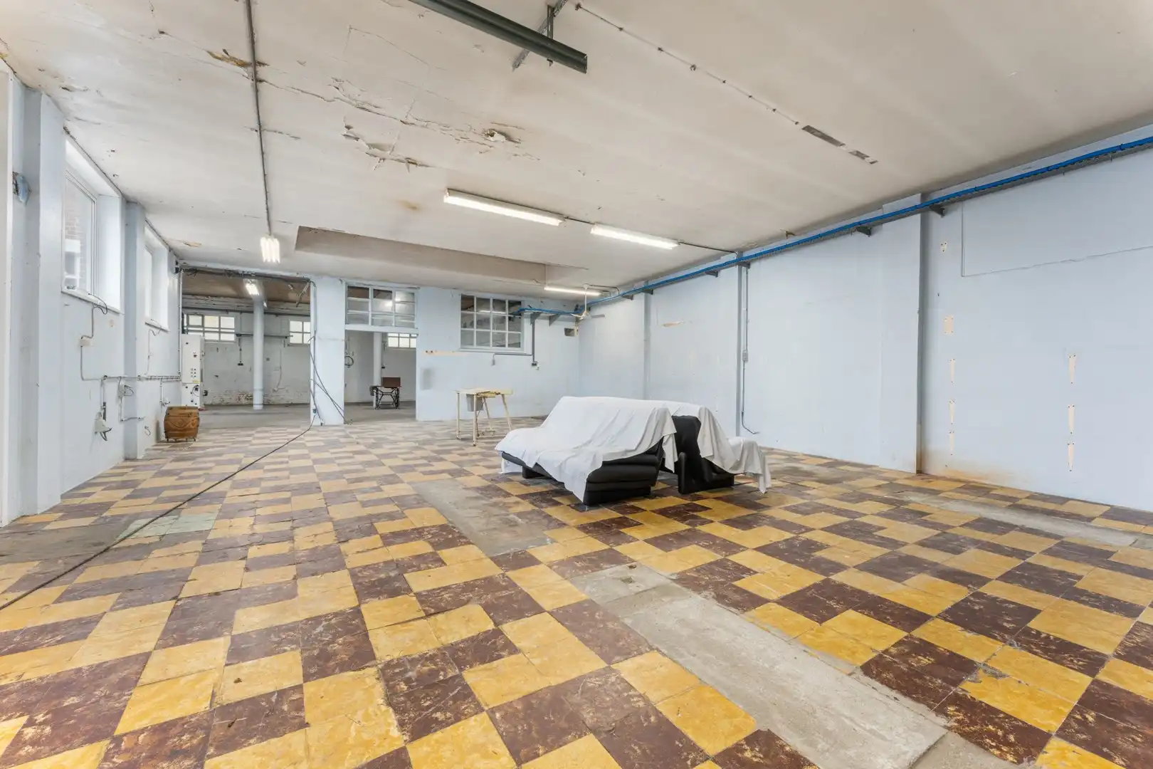 Veelzijdige loods/magazijn met extra mogelijkheden te Rumbeke (Roeselare)! foto 3