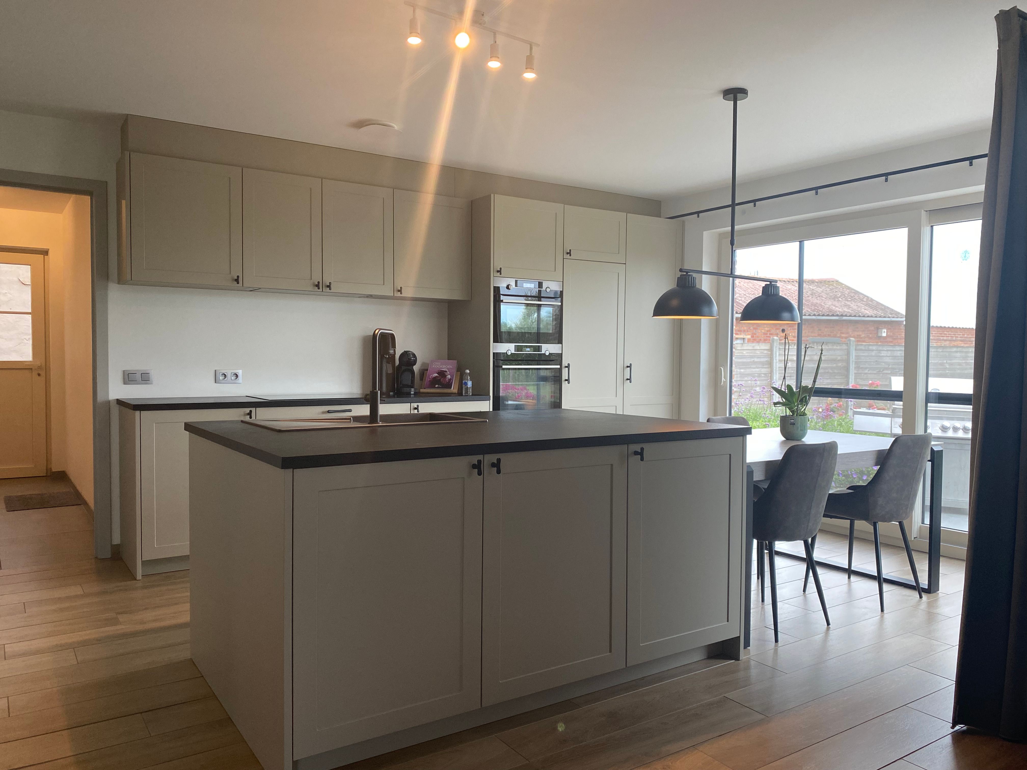 Prachtige ruime woning met garage en verzorgde grote tuin foto 4