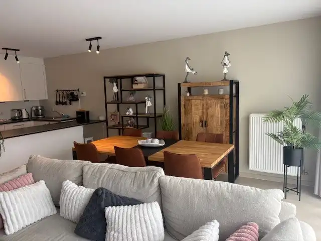 Ongemeubeld tweeslaapkamer-appartement in moderne residentie in Mariakerke foto 12