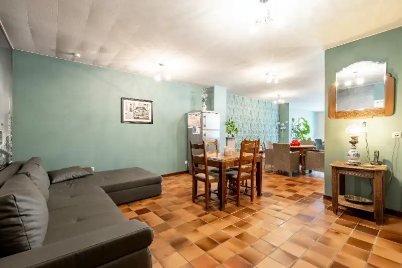 Woning met brede oprit en dubbele garage foto 10