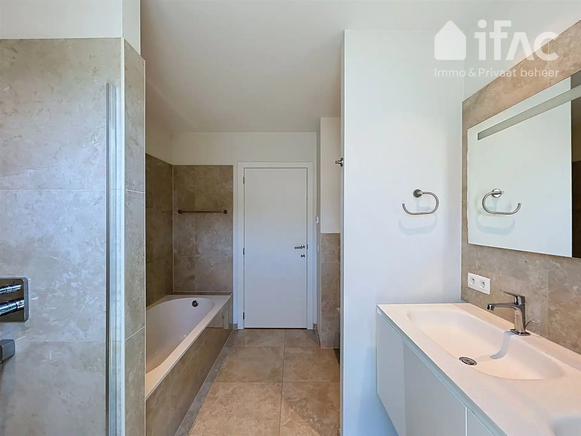 Uitstekend afgewerkt 2 slaapkamer appartement met mooi zicht foto 18