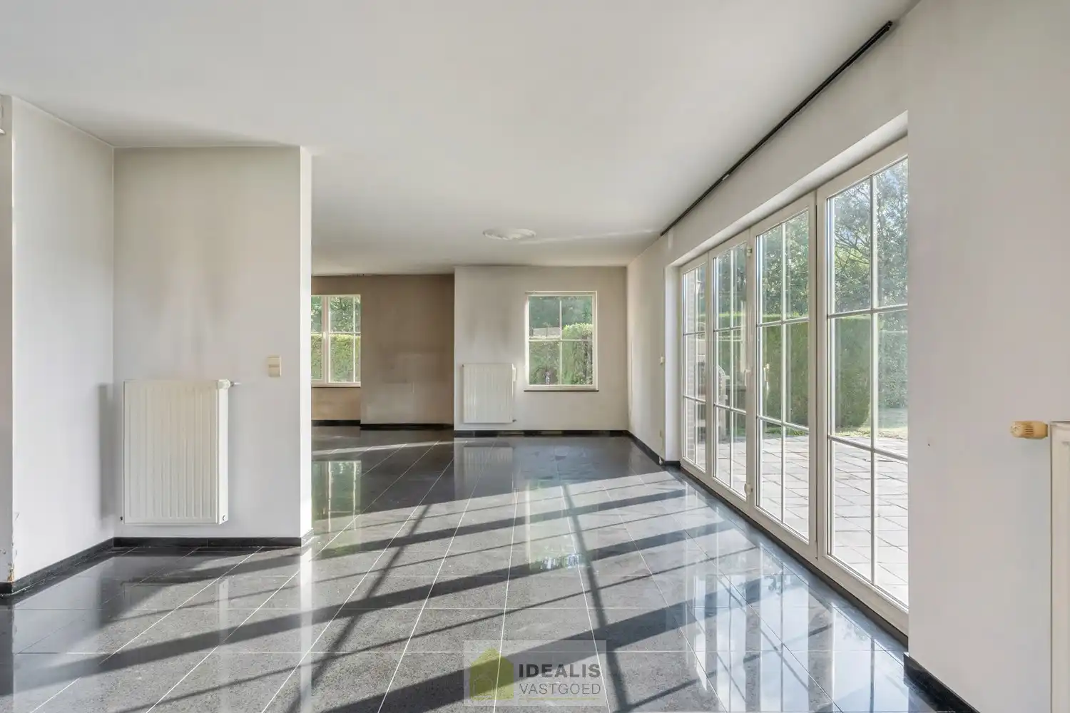 IDEALIS VASTGOED – HEDENDAAGSE EENGEZINSWONING OP RUSTIGE LOCATIE MET AANGELEGDE TUIN OP EEN KNAP PERCEEL (9A87CA) NABIJ HET CENTRUM VAN PELT – De woning omvat een heerlijke lichtrijke open leefruimte met aansluitend goed uitgeruste keuken, fijne wasplaats/berging, 4 royale slaapkamers en goed ingerichte badkamer. Een praktisch ingedeelde woning op een aangenaam en ruim perceel! foto 8