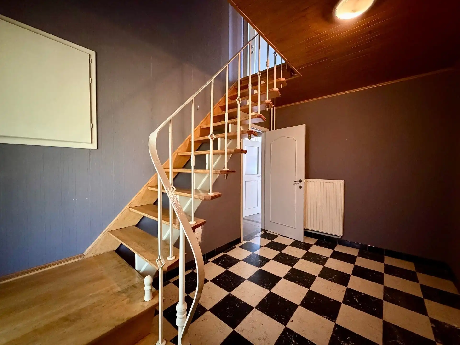 Vrijstaande woning op 25 are met uitzonderlijk renovatiepotentieel in het groen. foto 11