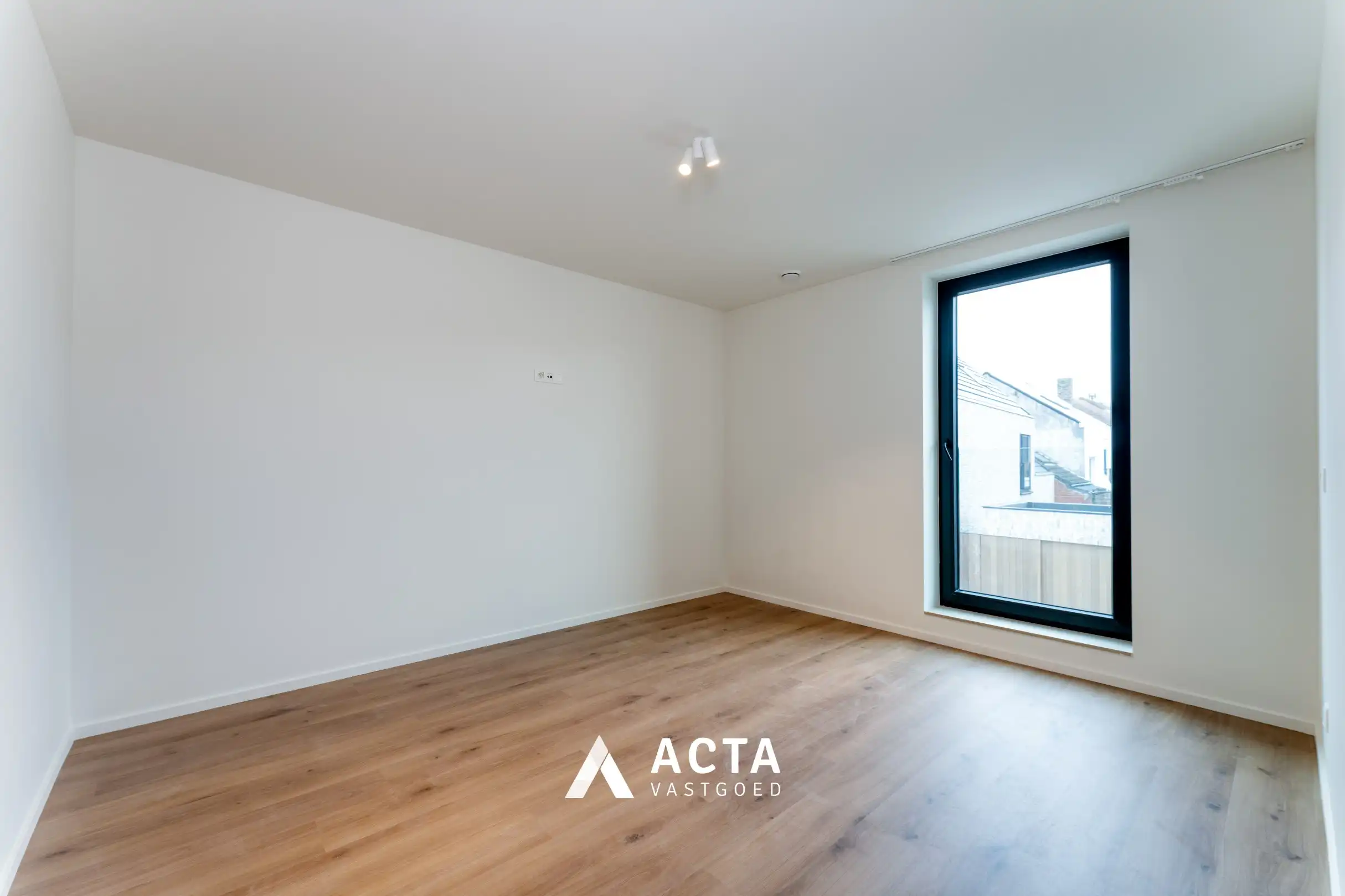 Nieuwbouwwoning met drie slaapkamers en tuin in hartje Mariakerke! foto 17