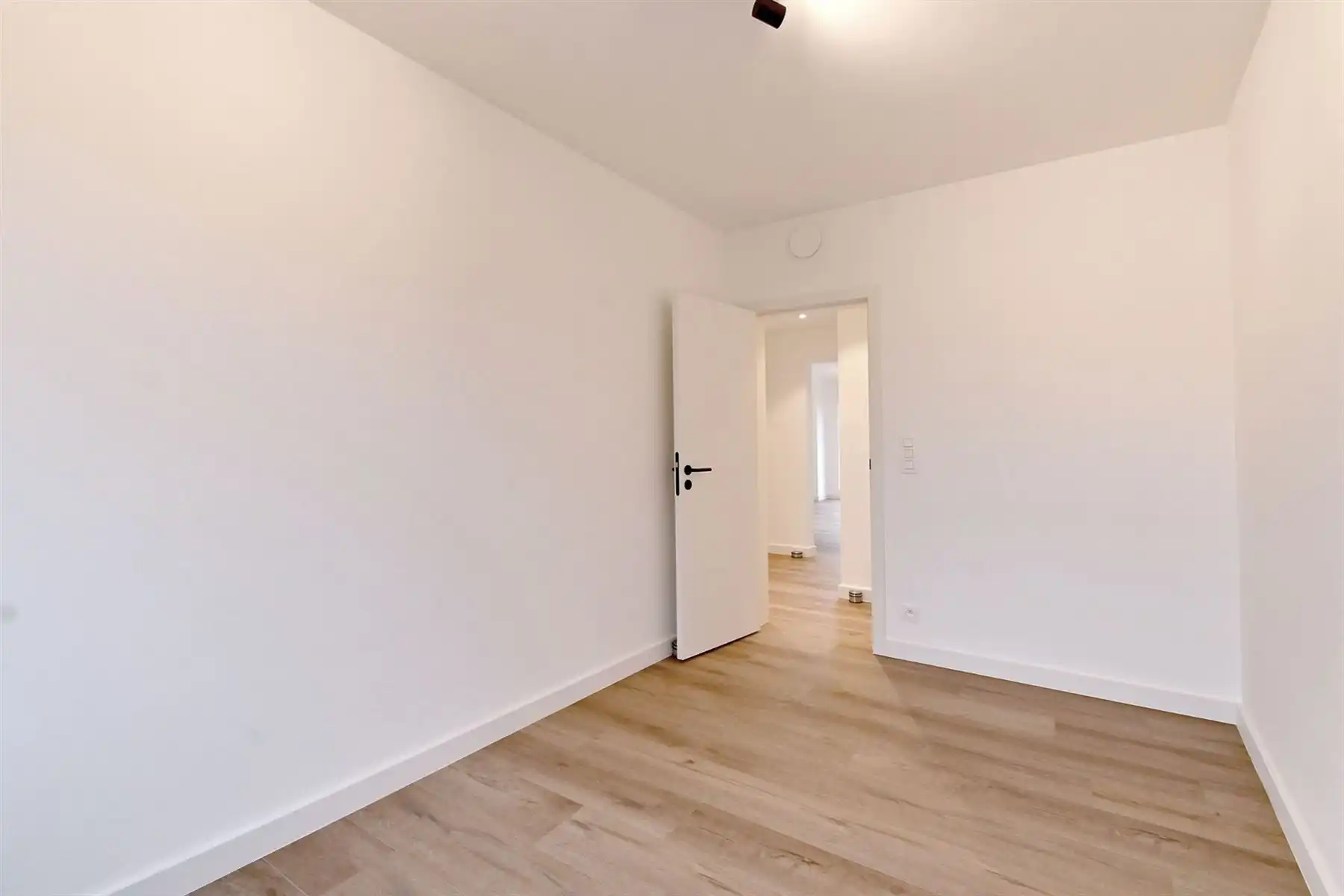 Gerenoveerd BEN-appartement te Berchem! foto 16