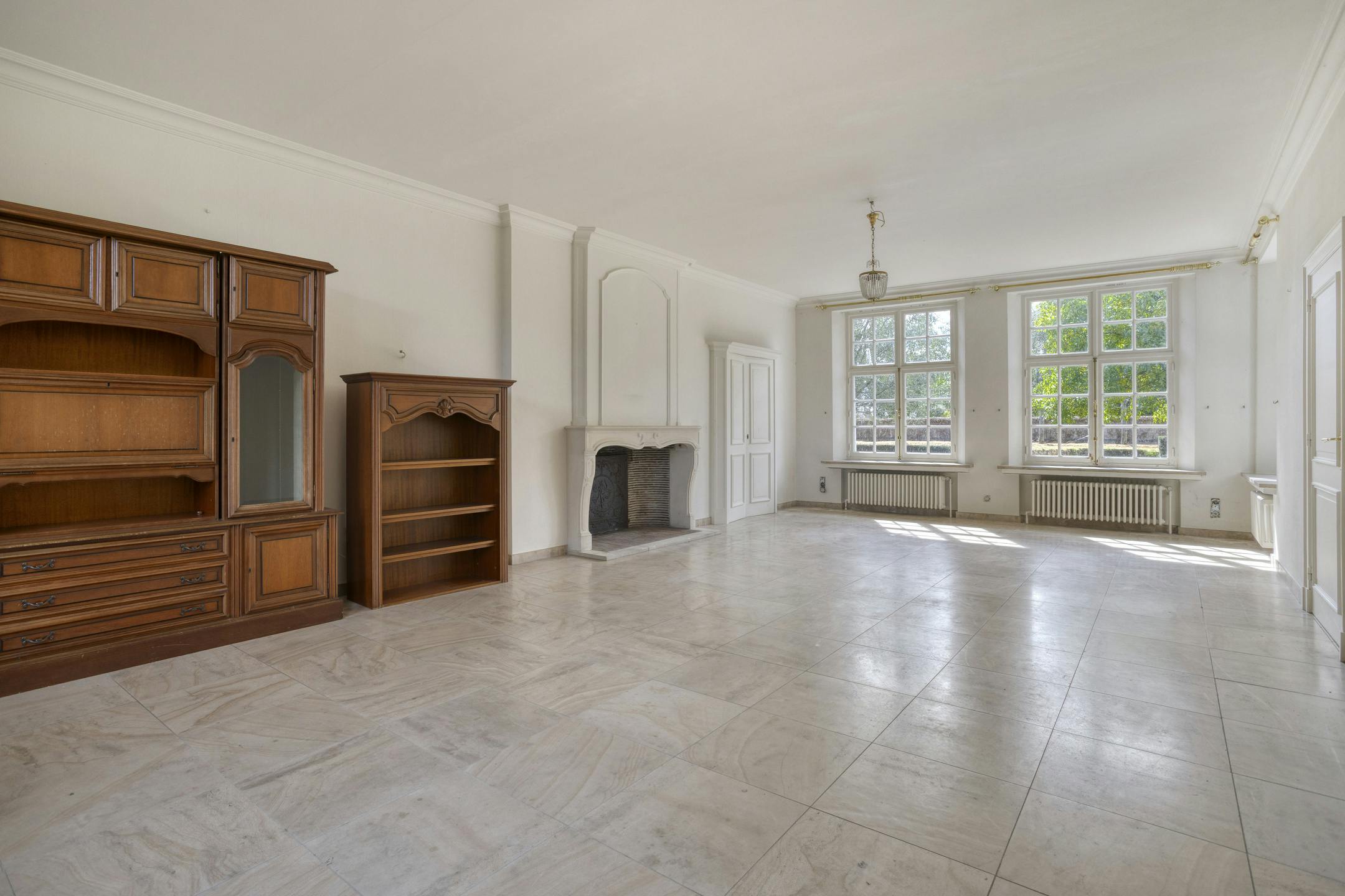 Unieke villa te koop in Zwevezele met prachtige tuin foto 3