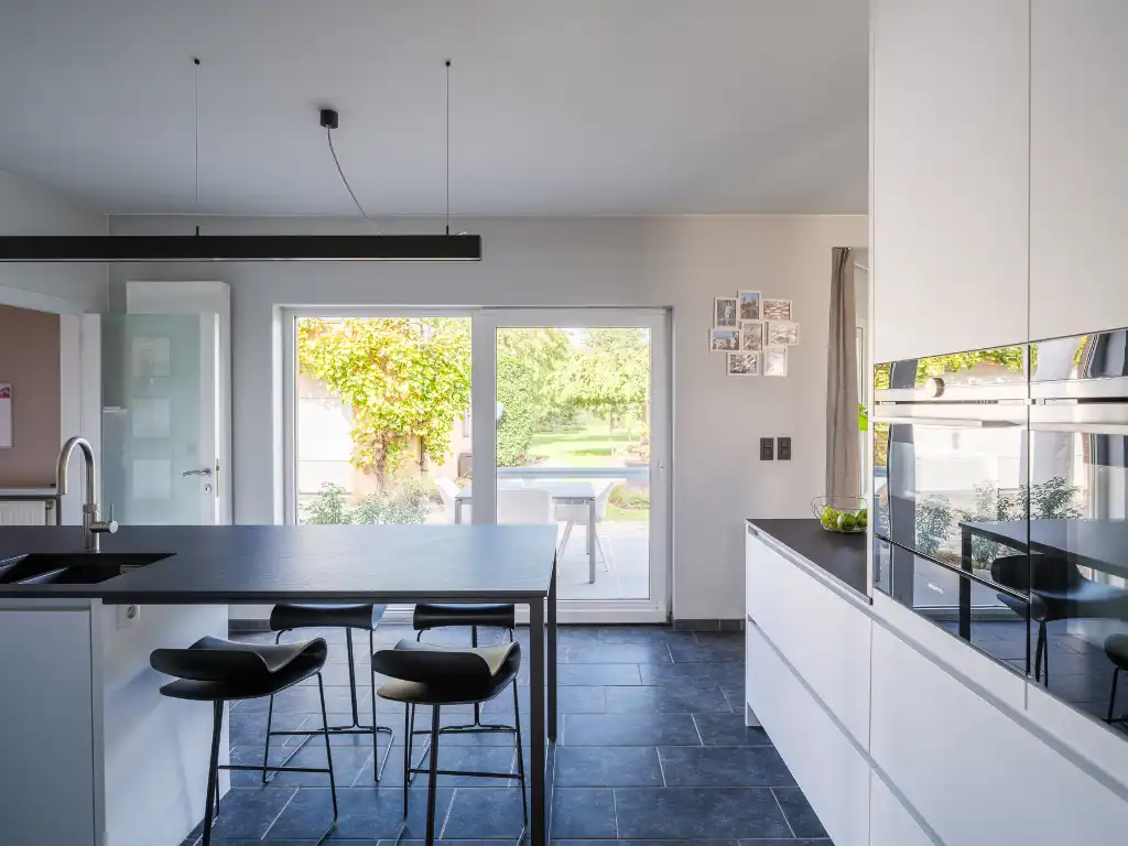 Karaktervolle gezinswoning met 4 slaapkamers, een bijbouw en een volwassen tuin foto 2