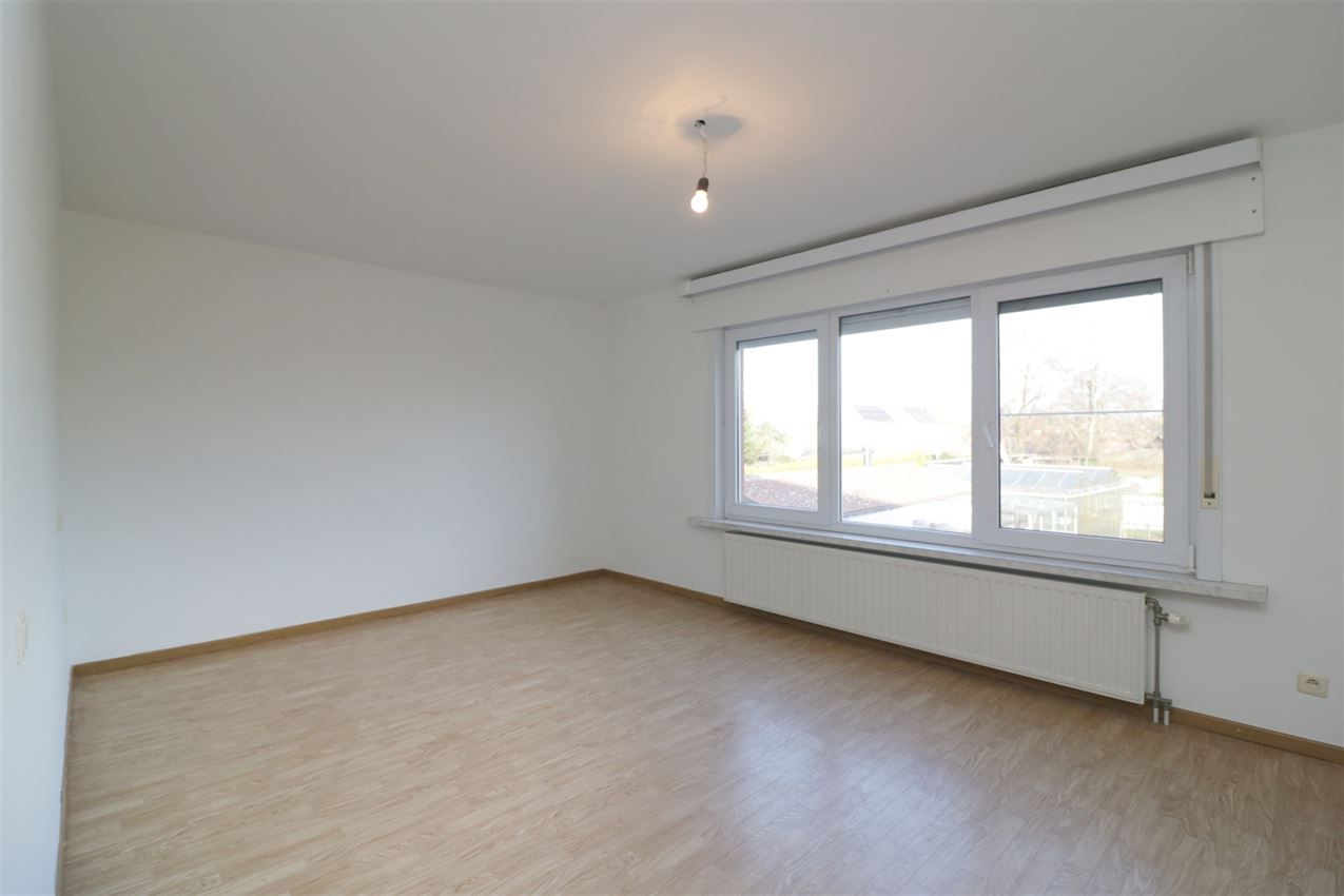 Woning met 2 slpk, terras, autostaanplaats onder de carport foto 14