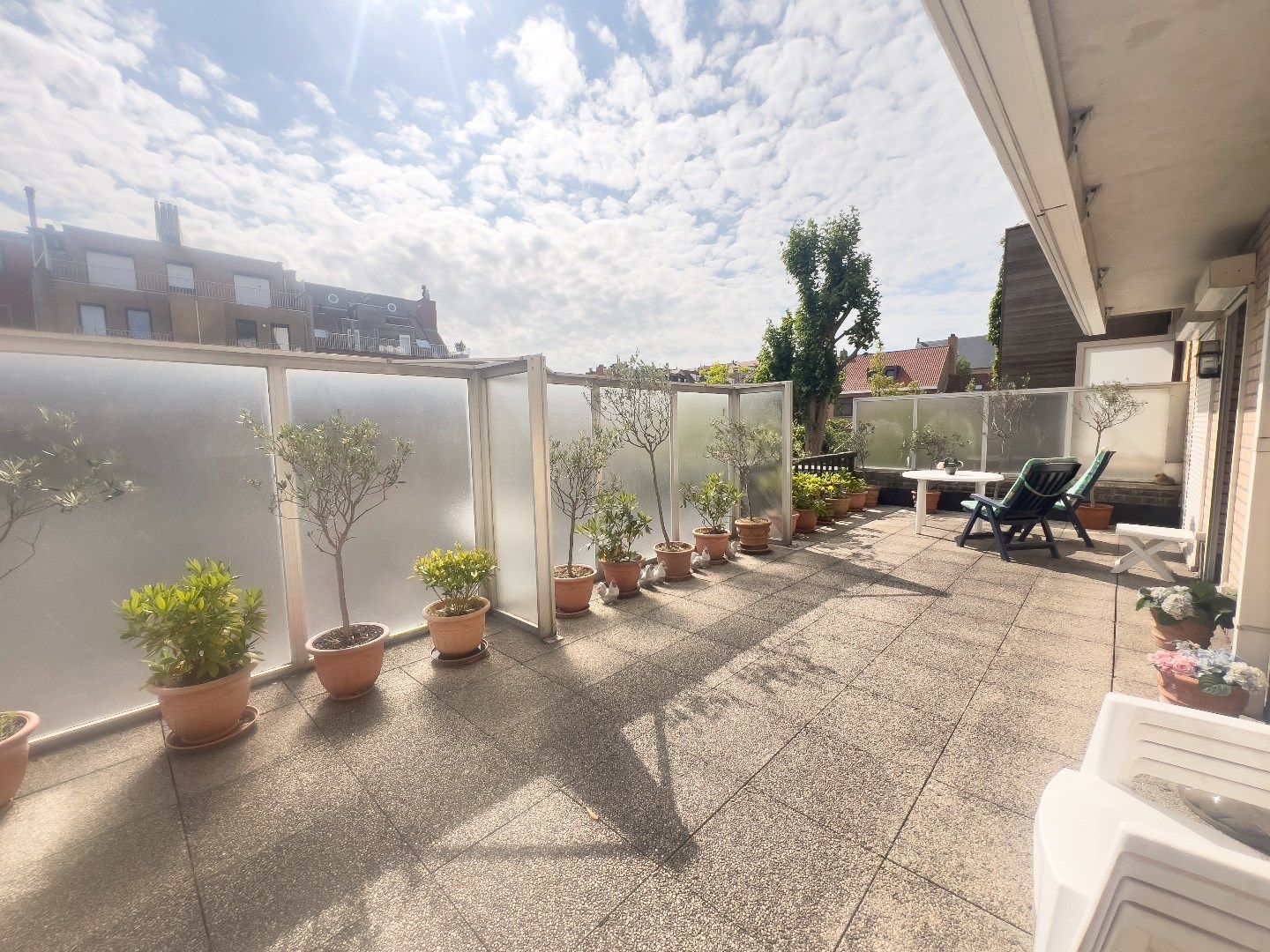 Ruim woonappartement met prachtig zonneterras (30m²) gelegen vlakbij de Dumortierlaan. foto 2