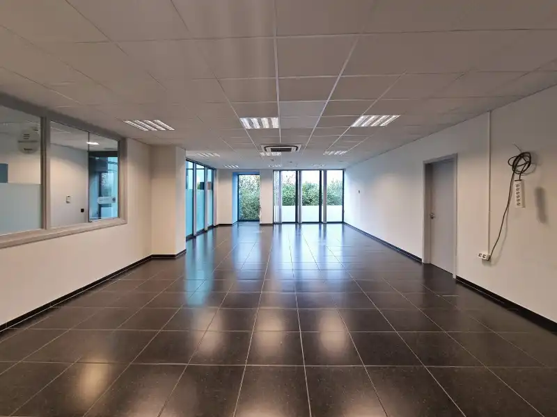 Logistiek gebouw te huur foto 8