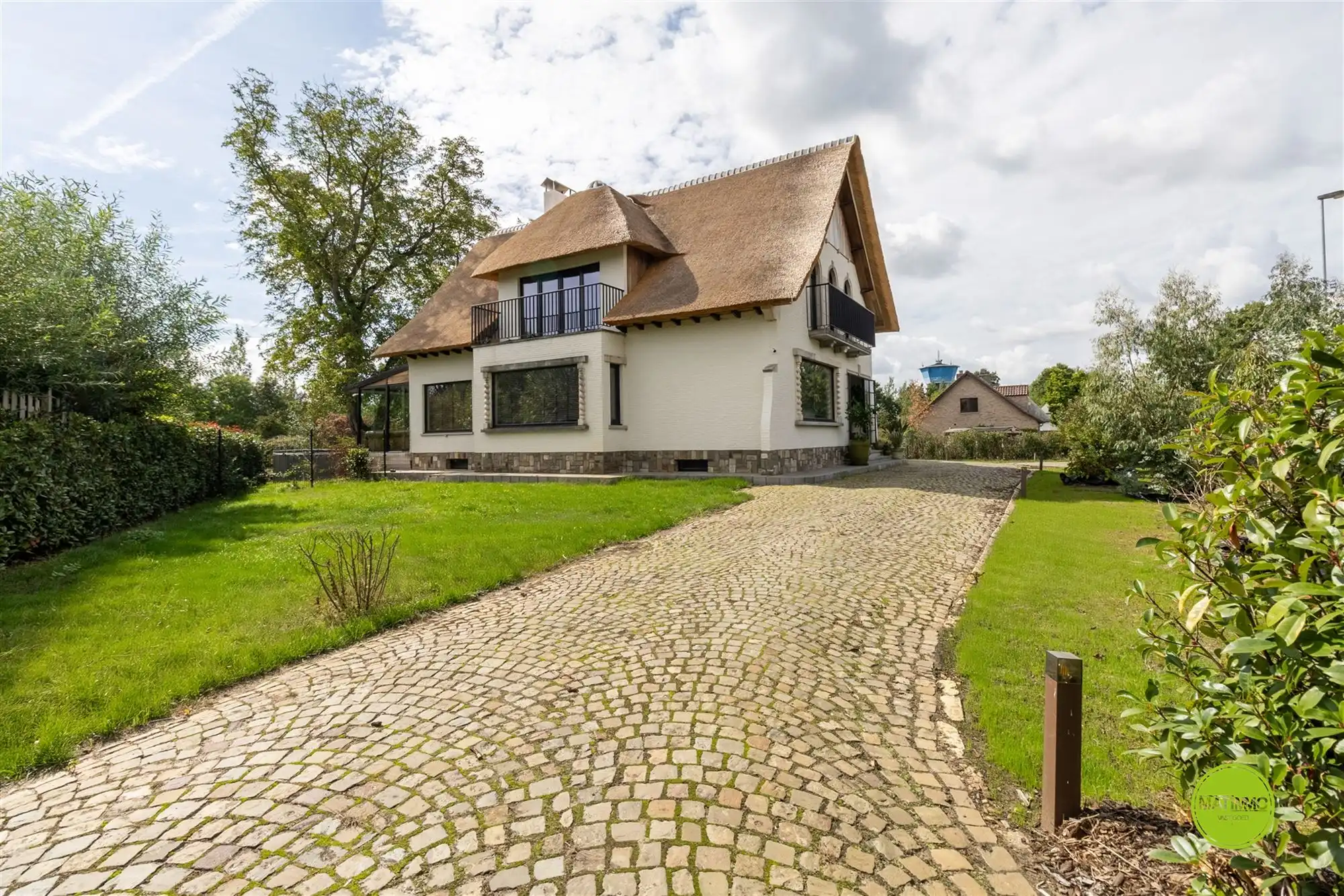 Luxueus gerenoveerde woning met groot stuk grond  foto 3