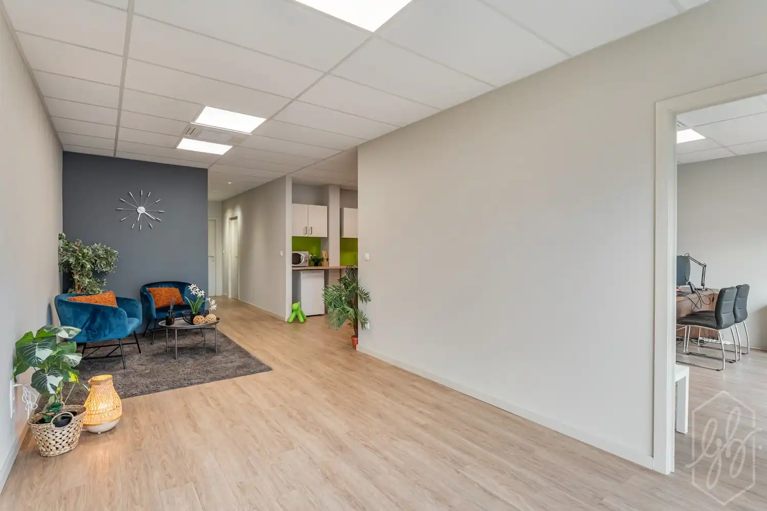 Instapklare kantoorruimte met parking voor de deur in Hasselt foto 5