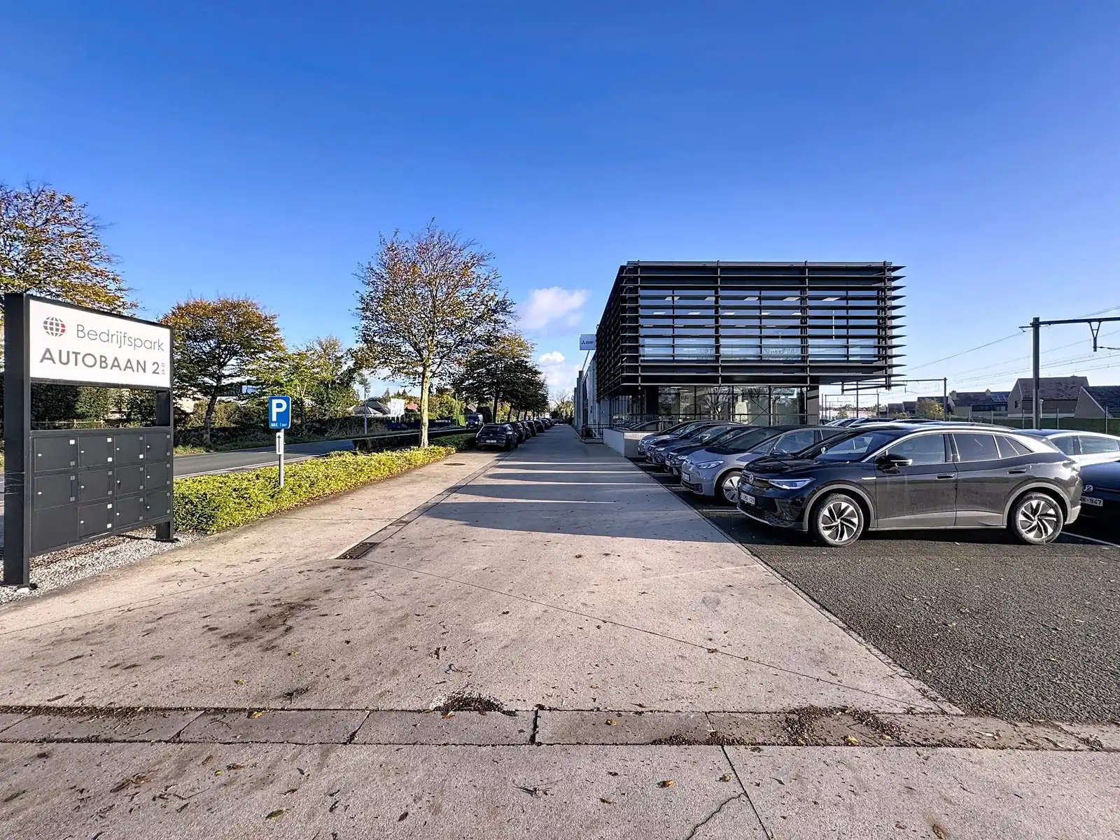 Exclusieve KANTOORRUIMTE (380 m²) met UITSTRALING op toplocatie (op 500m van autosnelwegen), voorzien van modern comfort en maximale zichtbaarheid te Loppem! foto 2