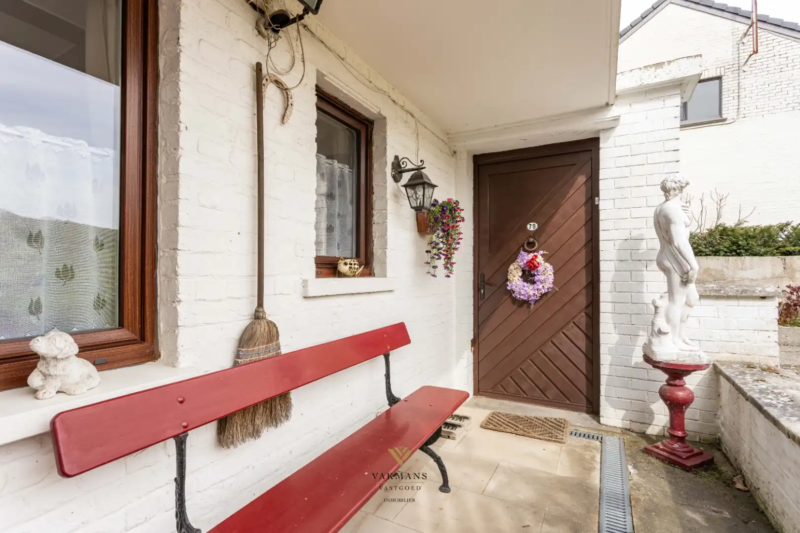 Ruime alleenstaande woning met garage in heuvelachtige omgeving foto 11