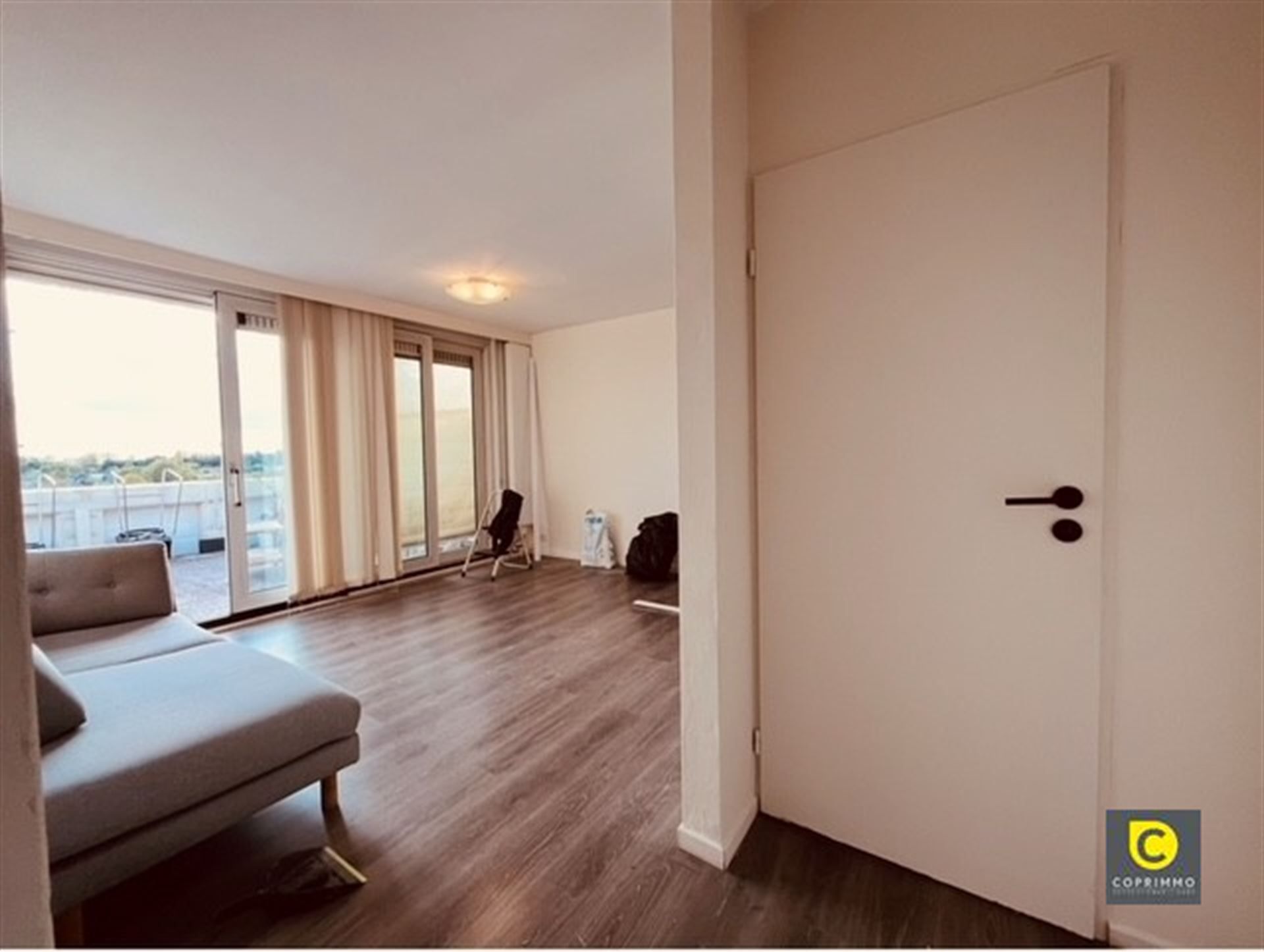 Instapklaar dakappartement met ruim terras! foto 2