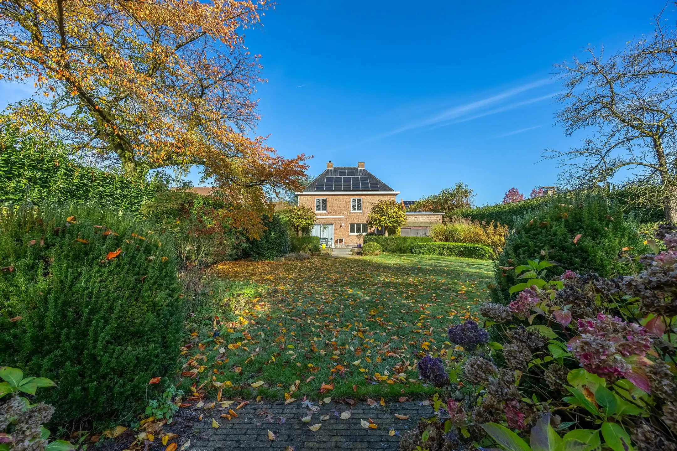 Karaktervolle en ruime vrijstaande woning met prachtige tuin foto 20