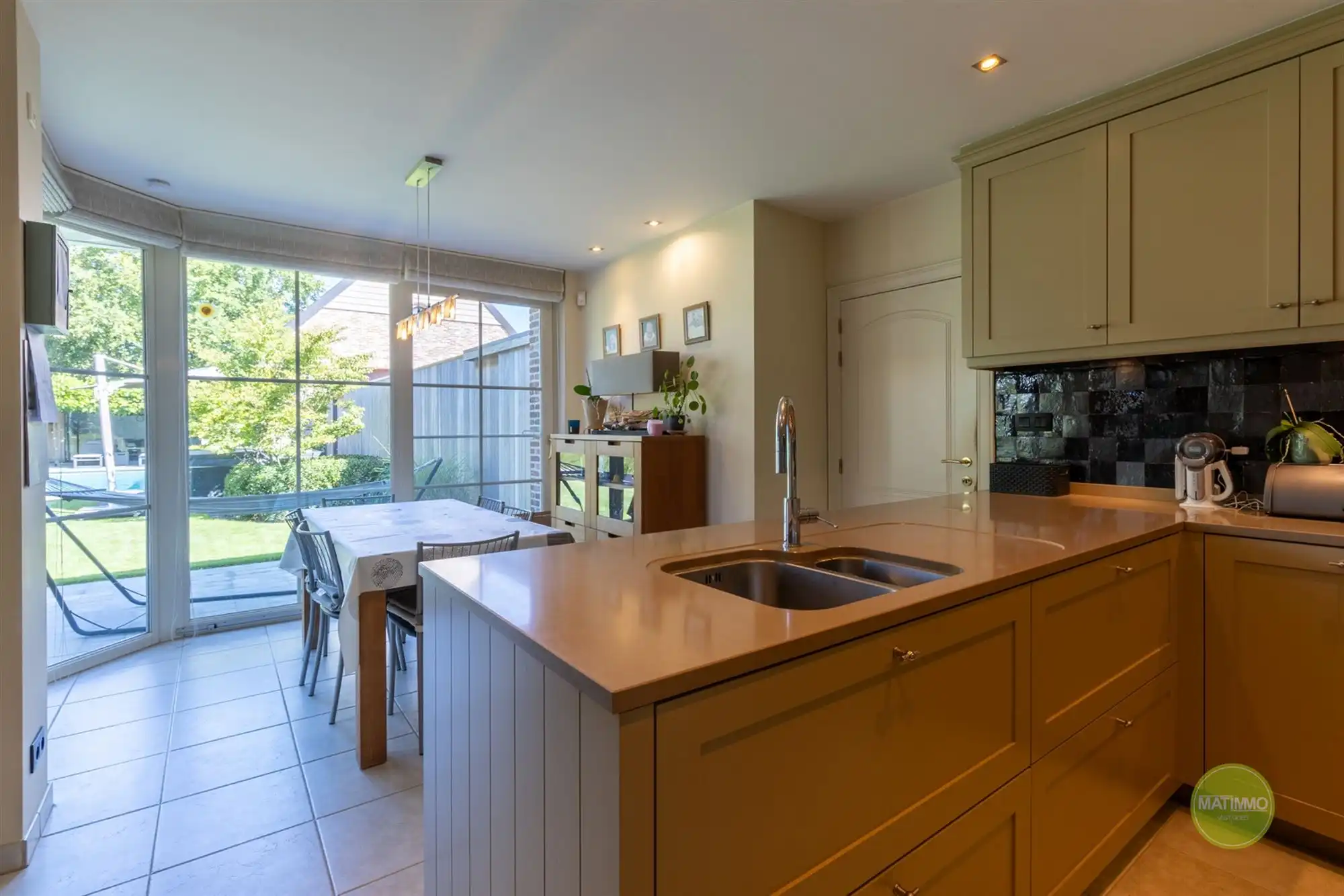 Instapklare gezinswoning met magazijn, zwembad en poolhouse  foto 8