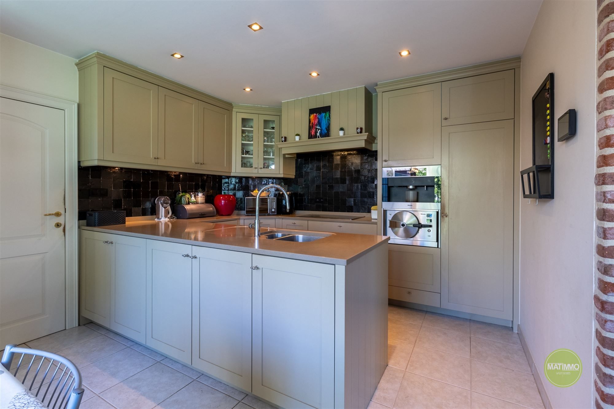 Instapklare gezinswoning met magazijn, zwembad en poolhouse  foto 8