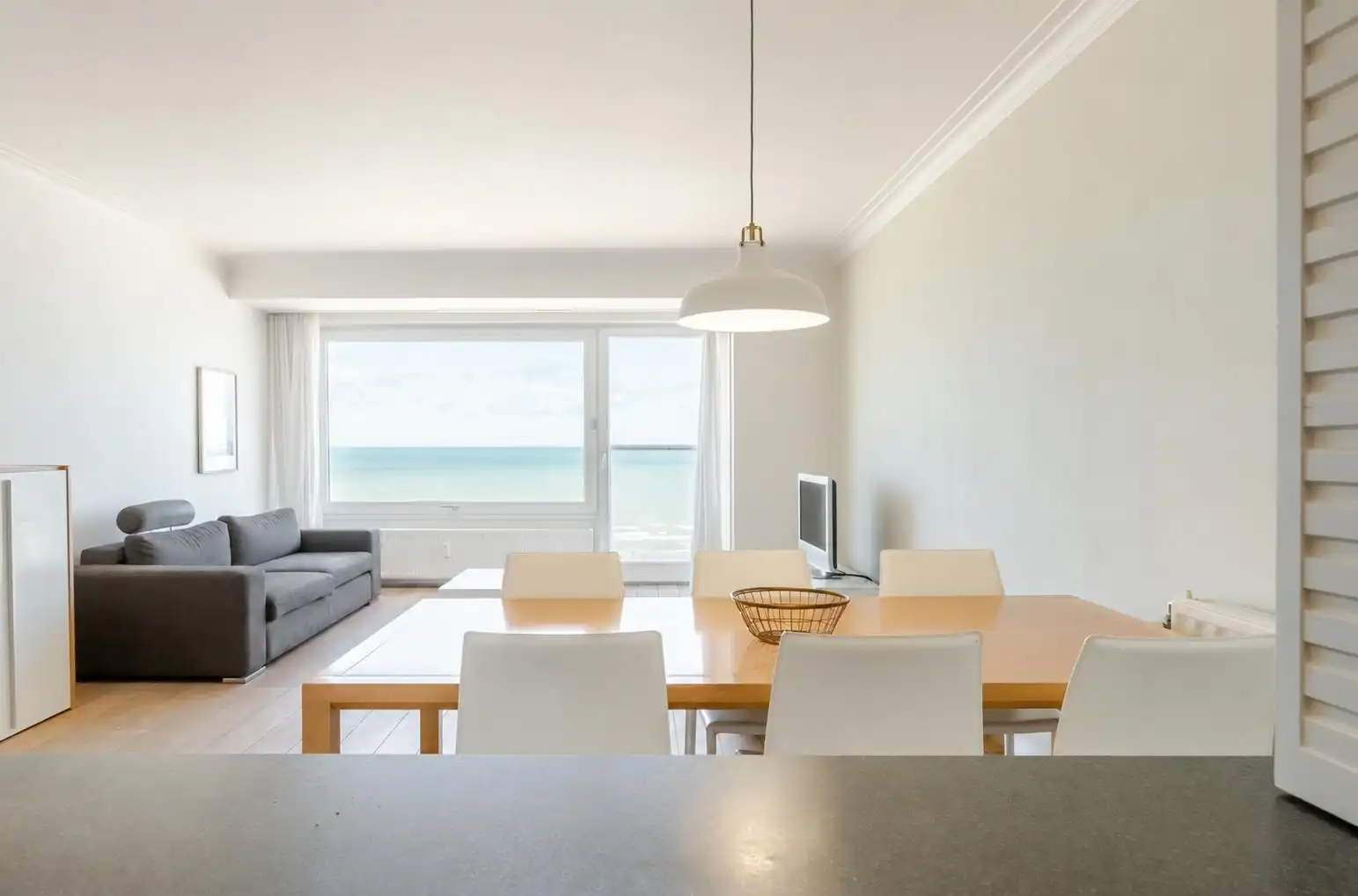 Prachtig gerenoveerd appartement met frontaal zeezicht foto 15