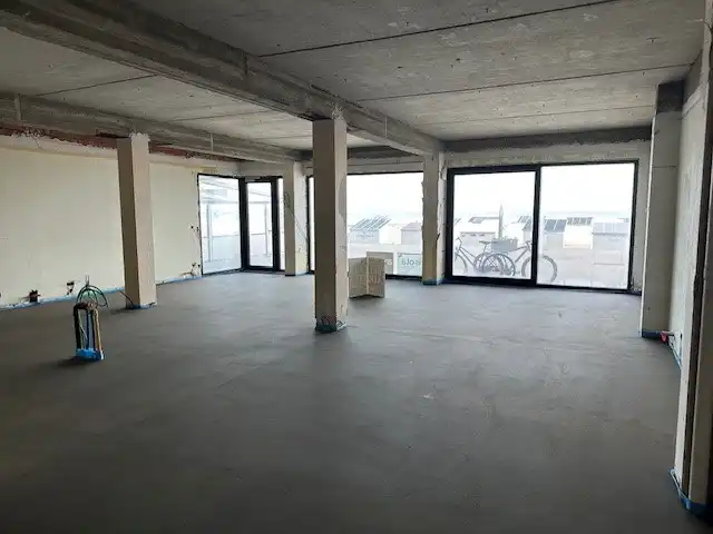 Handelspand  op topligging  .  Strandplein.   Ruim 200 m2  .       Tegen 1 juni volledig nieuw afgewerkt.   Zowel te koop of te huur.   foto 8