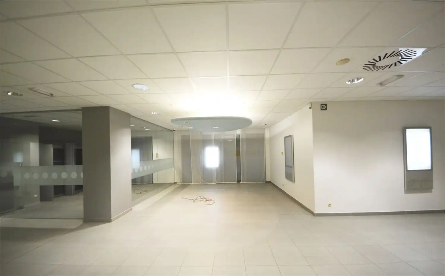 MODERN COMMERCIEEL PAND INCL. 6 PARKINGS foto 5