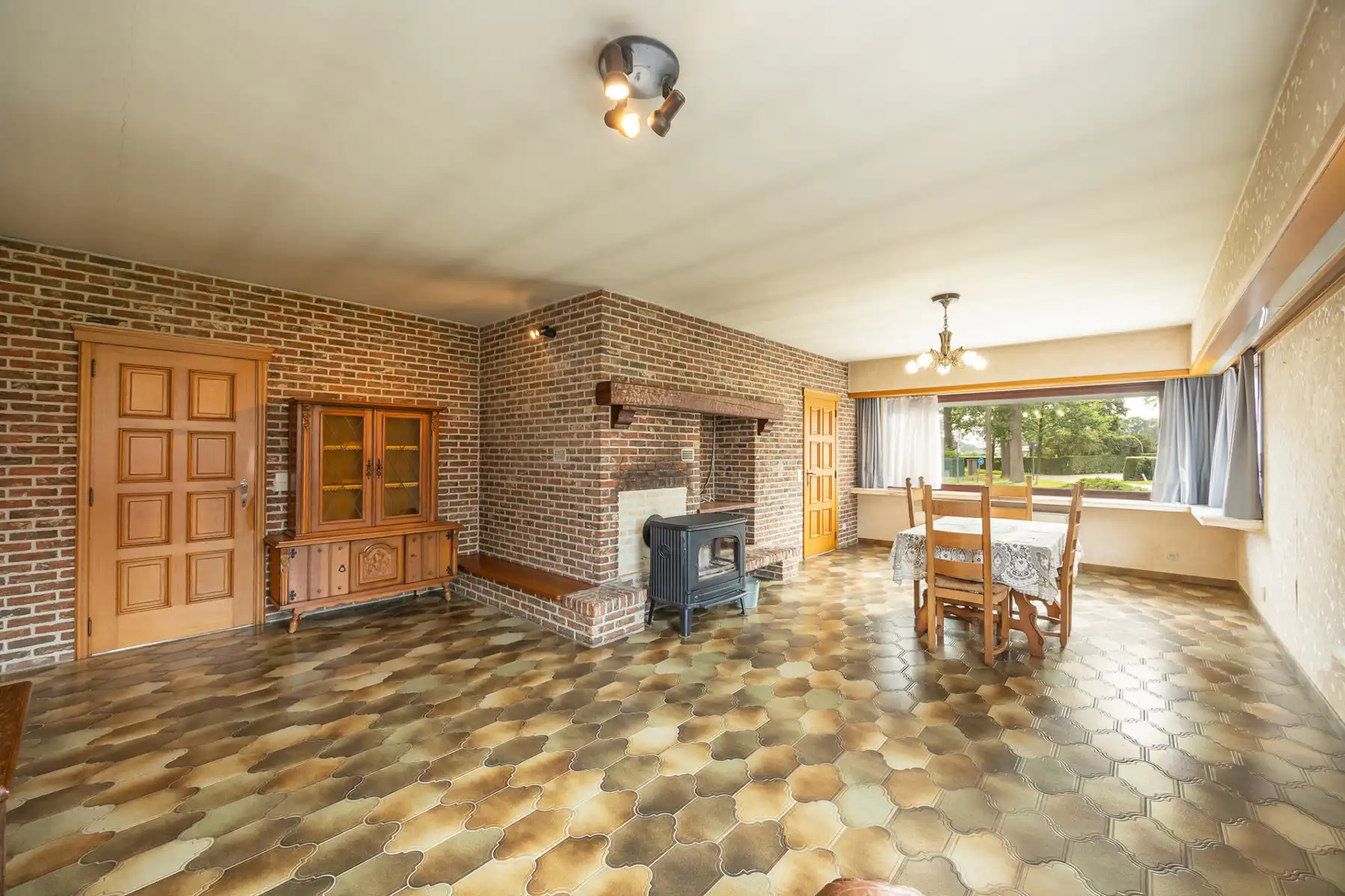 Laagbouwwoning met 3 slaapkamers en garage op een perceel van 629m².  foto 3
