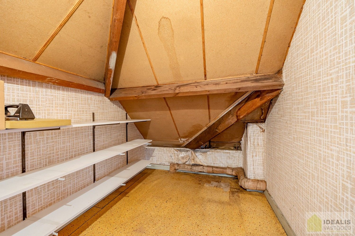 IDEALIS VASTGOED - Aangename karakterwoning op fijne locatie te Pelt. Deze woning omvat maar liefst +-143m² netto bewoonbare oppervlakte op een perceel van 4a 53ca met een ruime woonkamer, maar liefst 3 slaapkamers, badkamer, wasplaats, veranda en garage vlakbij de dorpskern van Boseind! Uiterst geschikt voor kandidaten op zoek naar een betaalbare woning op te frissen naar eigen wens. foto 29