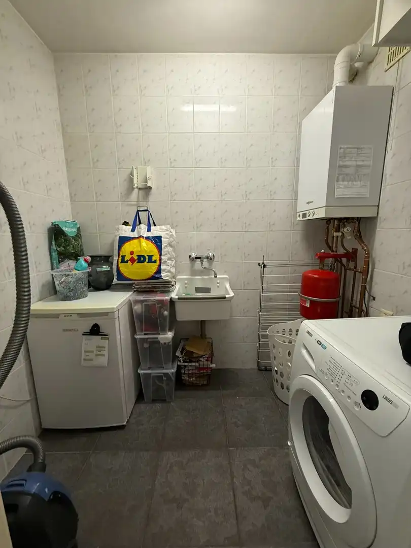 Instapklaar 1-slaapkamerappartement met terras en garagebox in hartje Lommel. foto 7