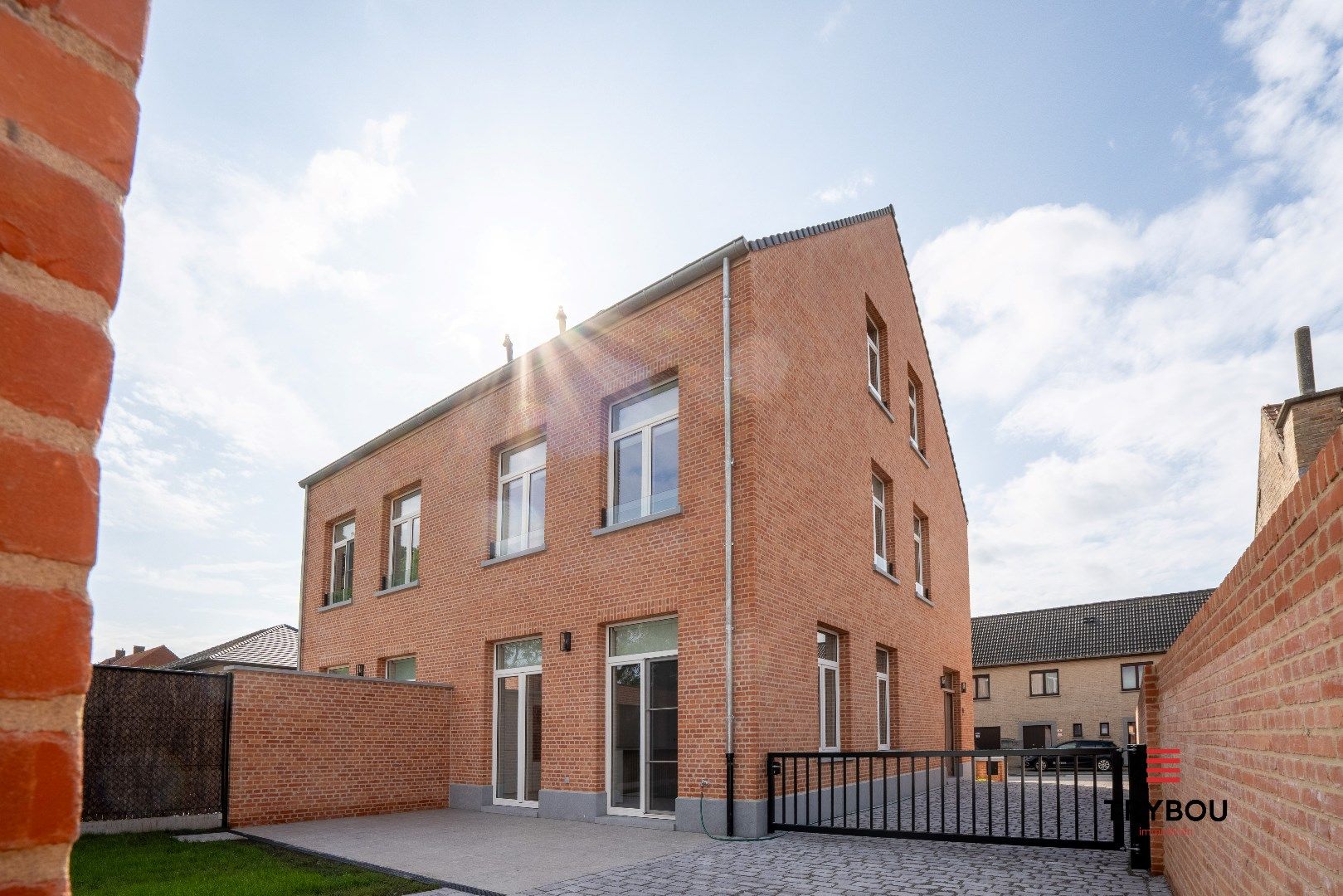 2 hoogwaardig afgewerkte nieuwbouwwoningen met garage foto 22
