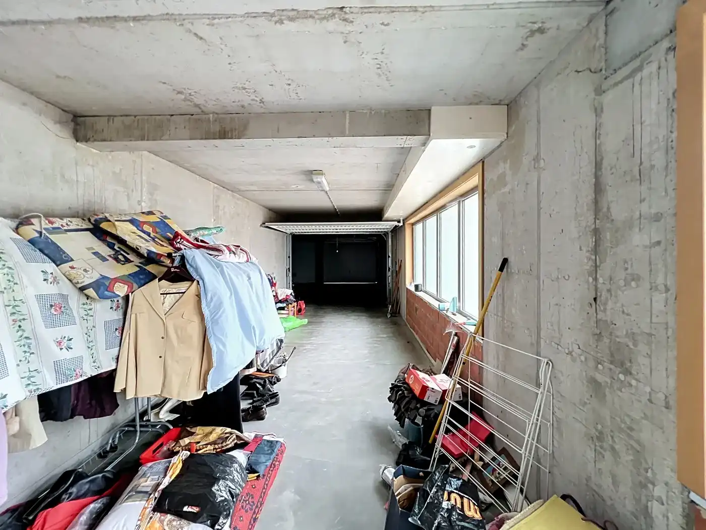 Zeer ruime VERHUURDE inpandige garagebox ( 27m2 ) foto 3