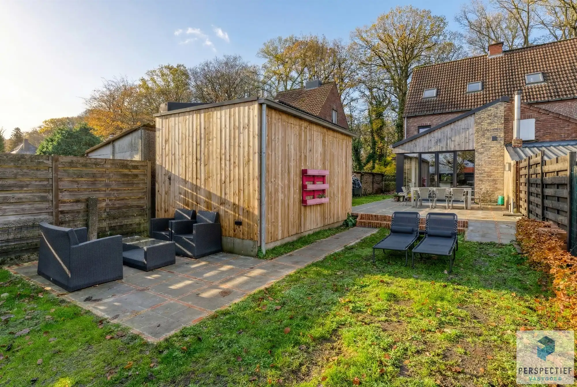 Uiterst GOED gelegen VERNIEUWDE woning met GROTE tuin foto 3