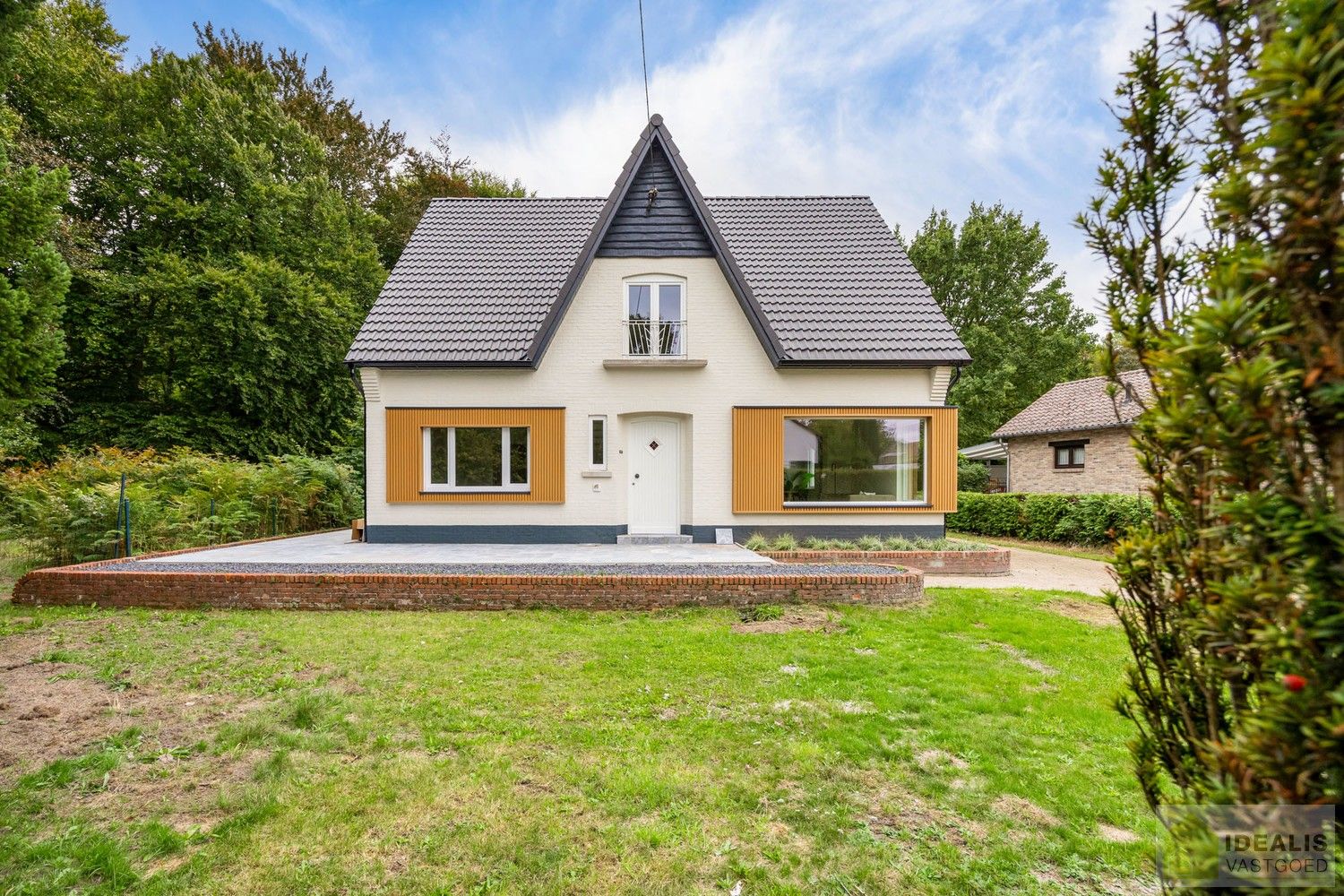PRACHTIG GELEGEN EN INSTAPKLARE VILLA IN NIEUWBOUWSTAAT! foto {{pictureIndex}}