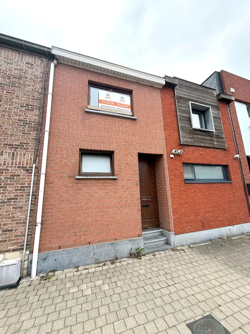 Hoofdfoto van de publicatie: Rijwoning met garage te koop te Harelbeke