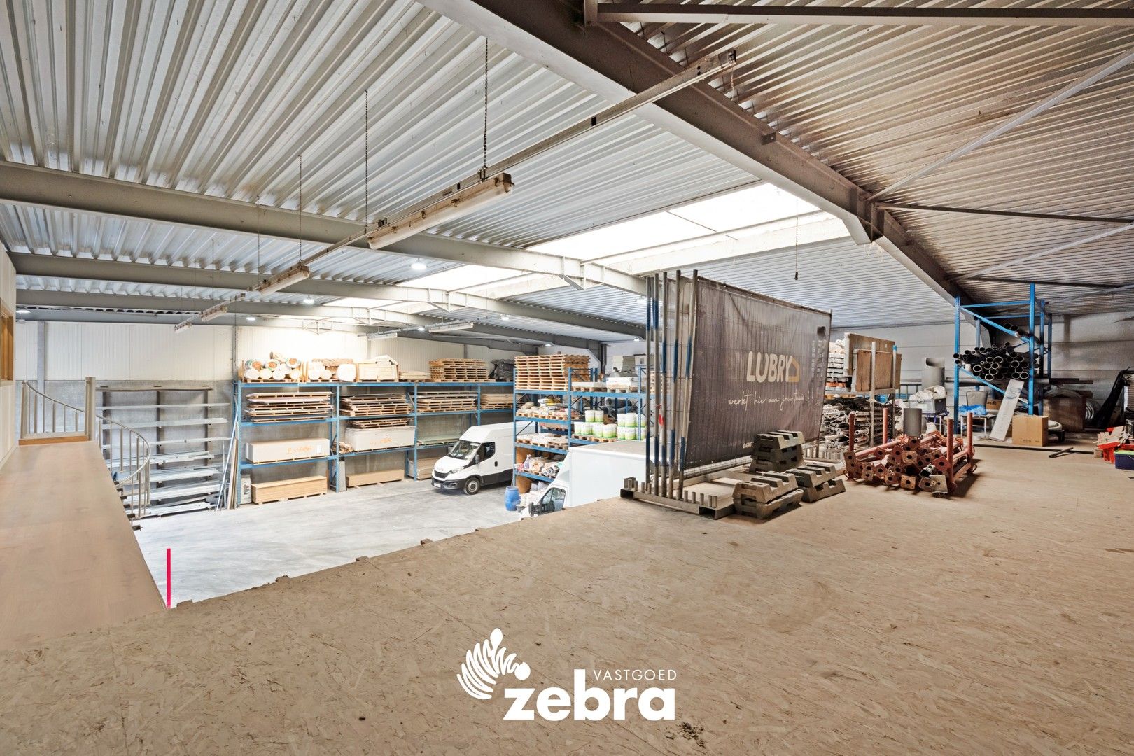 Ruime loods van ± 600 m² met instapklare woning te Oostrozebeke! foto 5