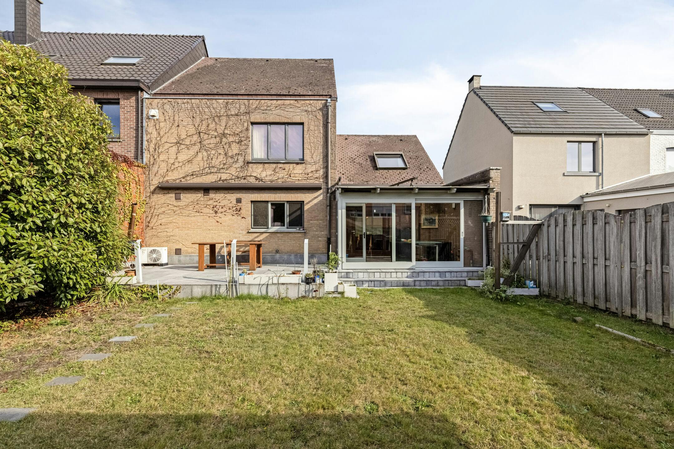 Ruime woning met 3 slaapkamers, garage en tuin in Berlare! foto {{pictureIndex}}