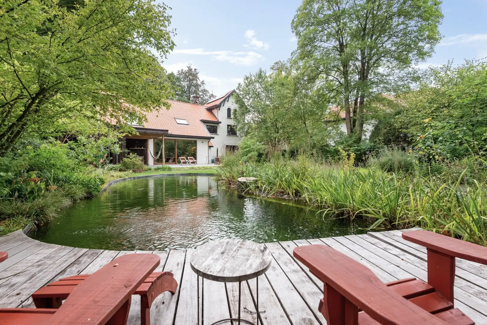 Stijlvolle, vrijstaande villa met zonnige tuin en zwemvijver foto {{pictureIndex}}