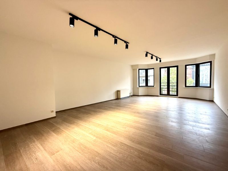 Instapklaar en ruim appartement met 2 slaapkamers en groot terras in hartje Deinze foto 2