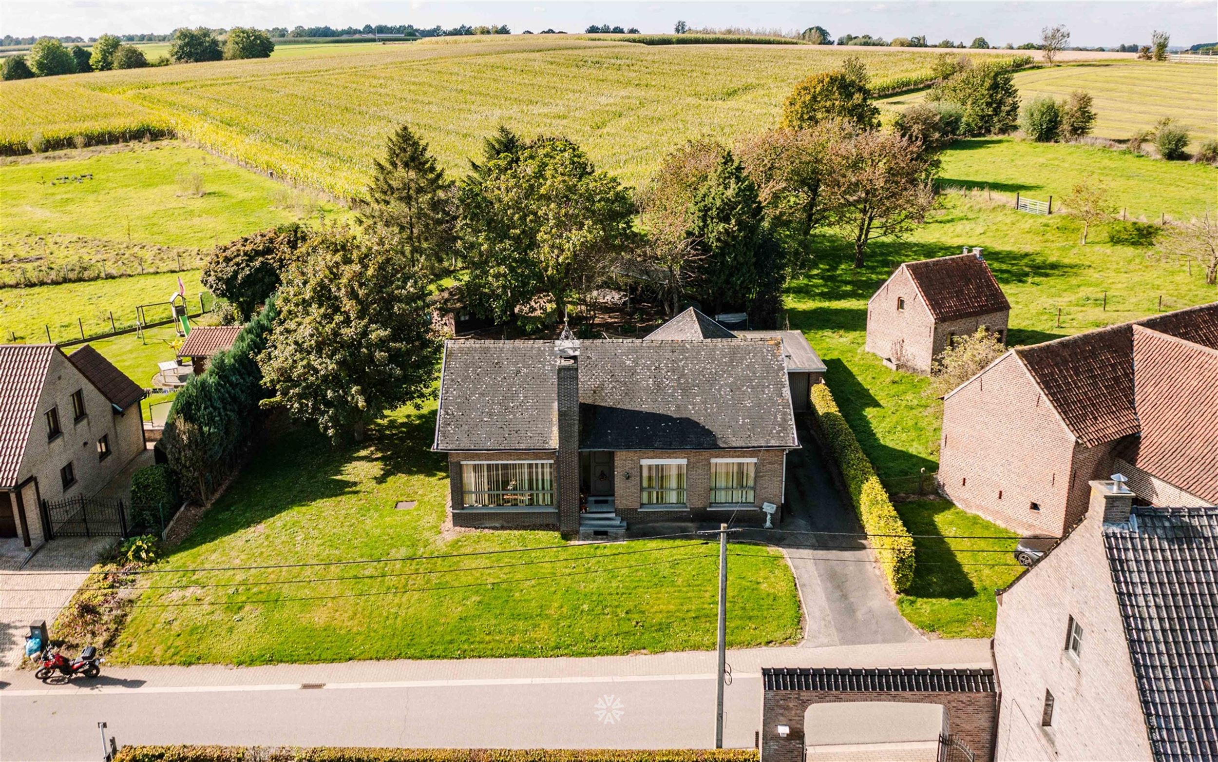 Te renoveren gelijkvloerse woning in het pittoreske Rozebeke foto 4