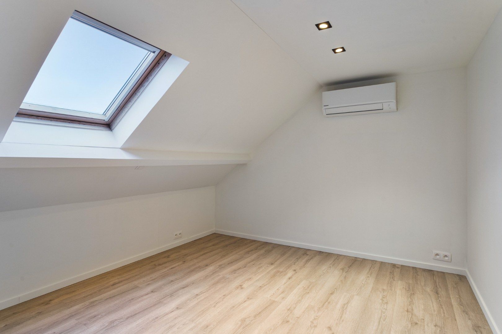 Gerenoveerde woning met prachtige leefruimte en garage! foto 12