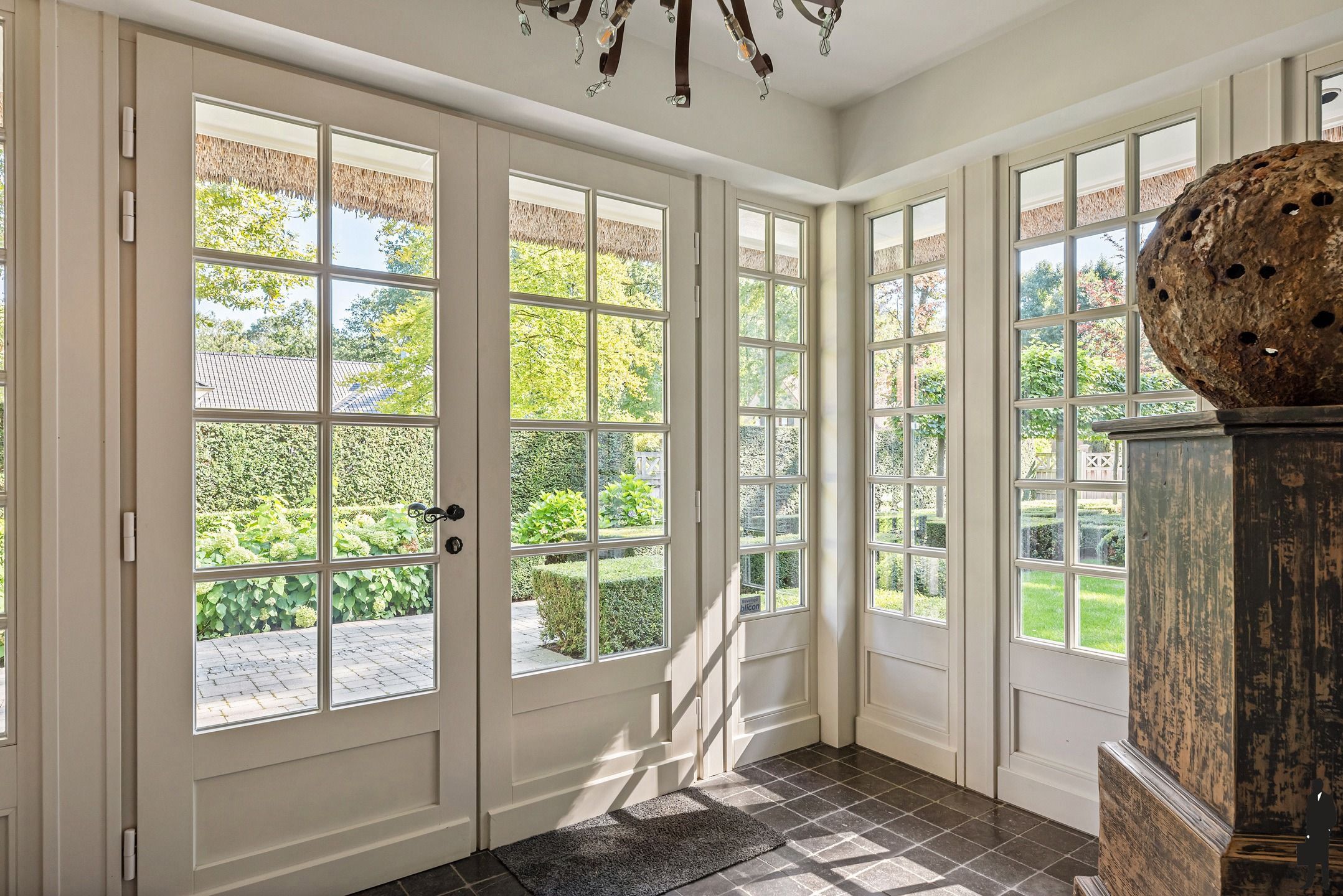 Rietgedekte en tot in de puntjes afgewerkte klassevilla foto 4