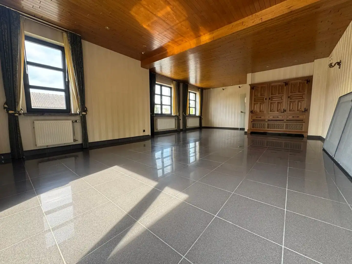 TE HUUR - Op zoek naar een ruim appartement in hartje Merchtem? Welkom Home! foto 2