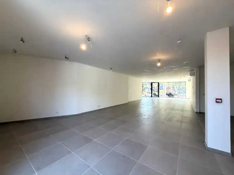 Commerciële handelsruimte van 115 m² op toplocatie (Dorpsplein) foto 2