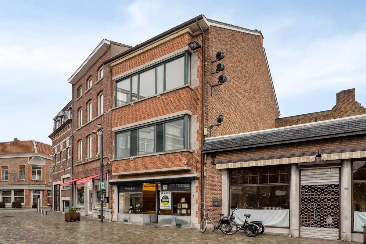 UITZONDERLIJK HANDELSHUIS MET GERENOVEERD DUPLEXAPPARTEMENT OP TOPLOCATIE IN CENTRUM TONGEREN. foto {{pictureIndex}}