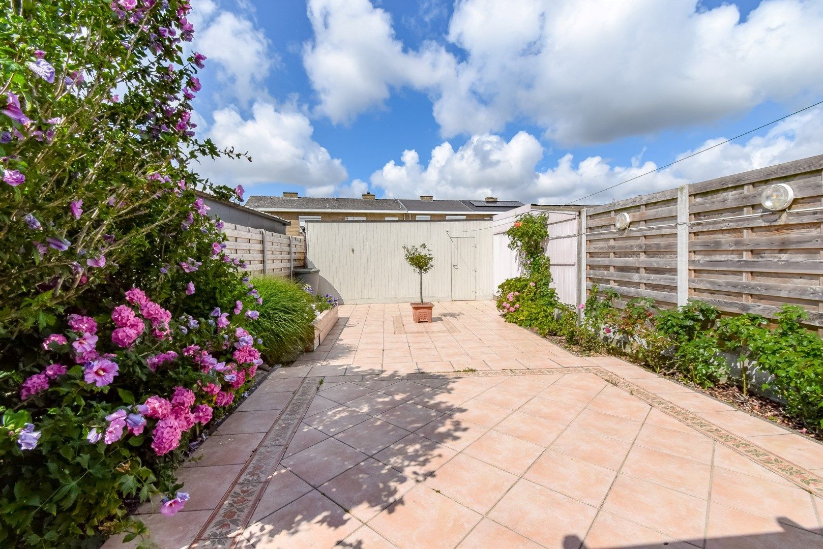 Charmante rijwoning met 3 slaapkamers en zonnige achtertuin in rustige woonwijk te Gistel foto 8