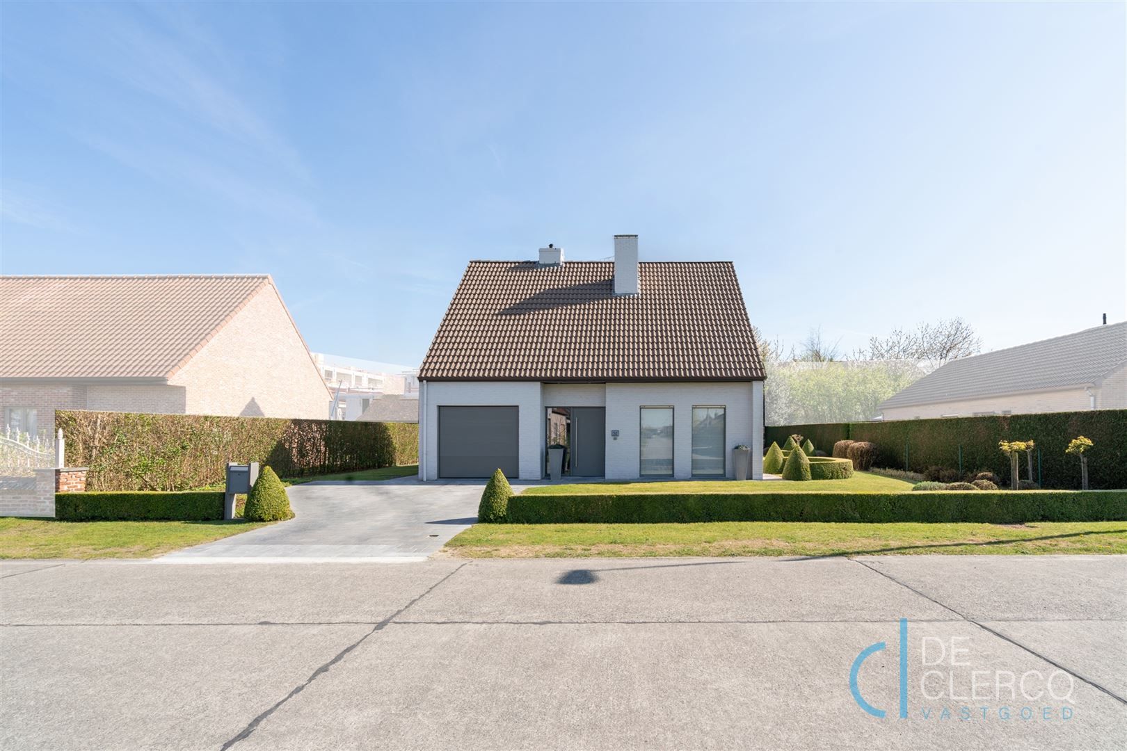Vrijstaande woning met prachtige lounge en tuin te koop!  foto {{pictureIndex}}