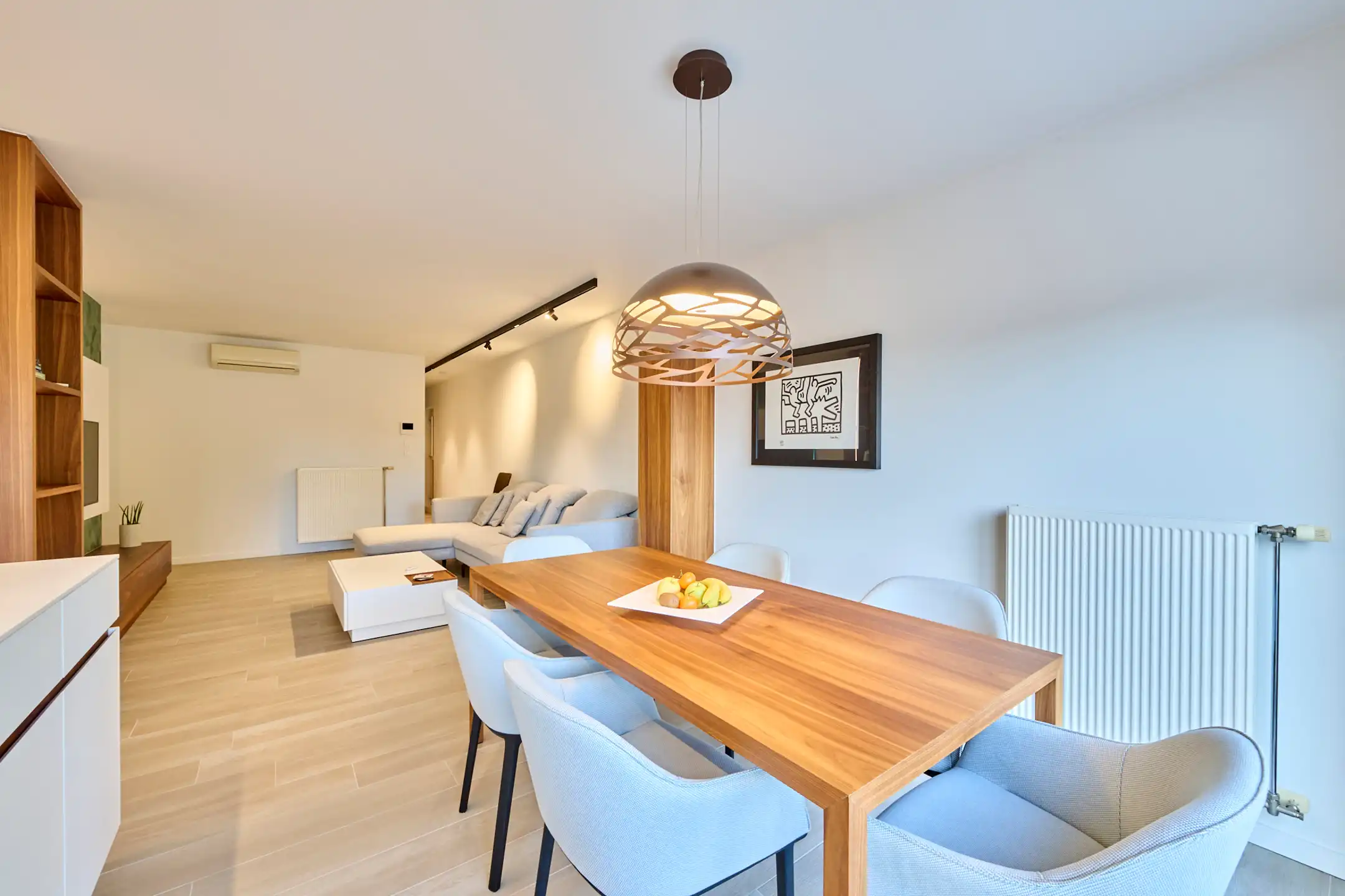 VOLLEDIG VERNIEUWD RUIM EN HOOGWAARDIG AFGEWERKT APPARTEMENT foto 2