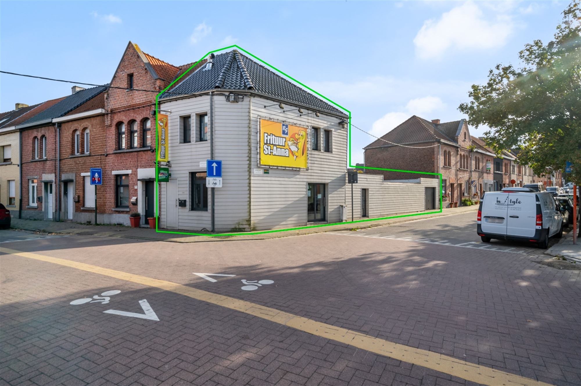 Gebouw voor gemengd gebruik in de Aalsterse stadsrand foto {{pictureIndex}}